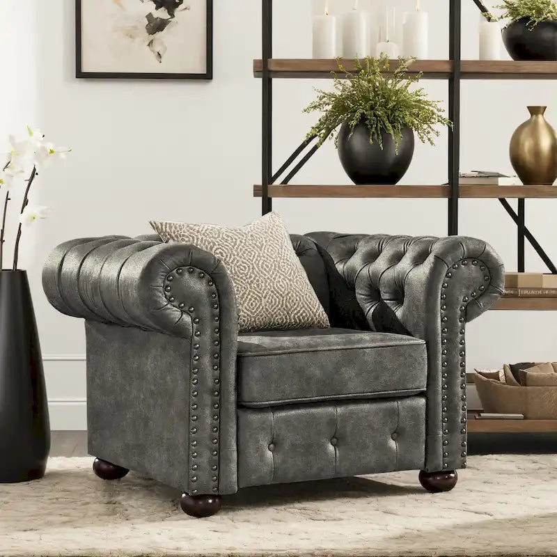 Fauteuil Chesterfield capitonné à accoudoirs volutes