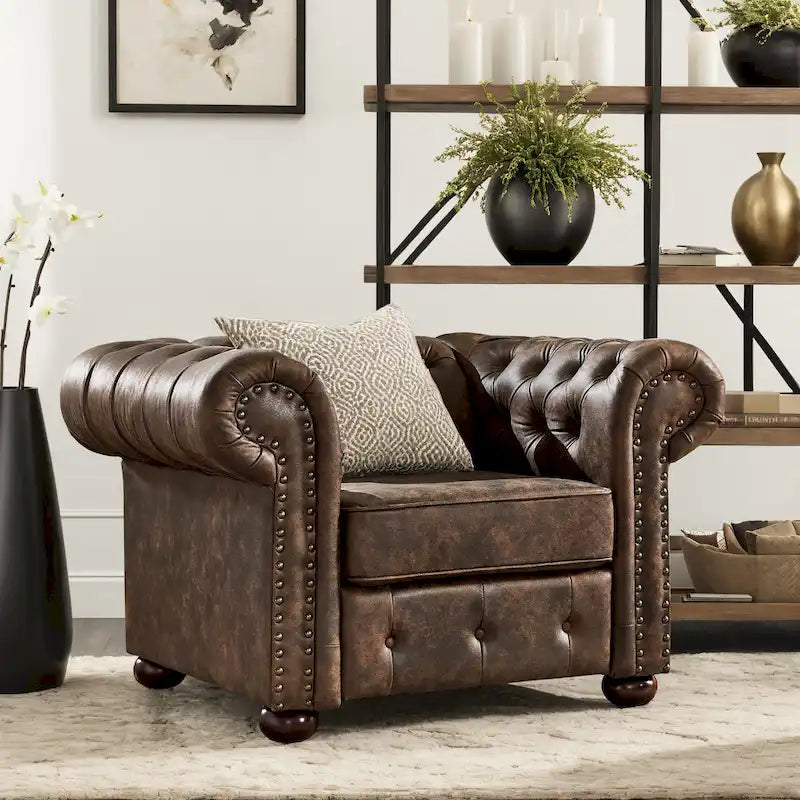 Fauteuil Chesterfield capitonné à accoudoirs volutes