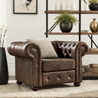 Fauteuil Chesterfield capitonné à accoudoirs volutes